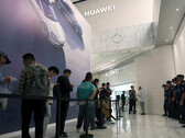 Coda all'esterno del flagship store di Huawei in Cina (Fonte immagine: Reuters)