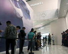 Coda all'esterno del flagship store di Huawei in Cina (Fonte immagine: Reuters)