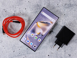 Il Nubia Z60 Ultra Leading Version viene fornito con un caricatore rapido abbinato. (Fonte: Daniel Schmidt / Notebookcheck)