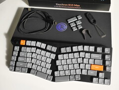 Keychron K15 Max con una barra spaziatrice divisa Alice design