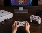 8BitDo ha deciso di celebrare il 30° anniversario del Sega Saturn con due nuovi prodotti. (Fonte: 8BitDo)