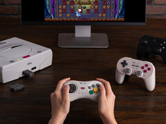 8BitDo ha deciso di celebrare il 30° anniversario del Sega Saturn con due nuovi prodotti. (Fonte: 8BitDo)