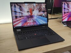 Hands-on: Da piccolo a grande - Lenovo rilascia il primo ThinkPad T con funzioni di penna e tablet e scuce l&#039;X13 2-in-1 in cambio (nella foto: ThinkPad T14s 2-in-1 Gen 1, fonte immagine: Benjamin Herzig/Notebookcheck.com)