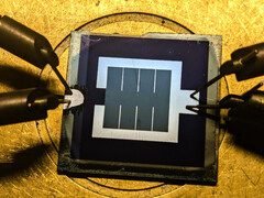 Sottile come la carta ma altamente efficiente: Una cella solare tandem con perovskite e CIGS. (Fonte: G. Farias Basulto/HZB)