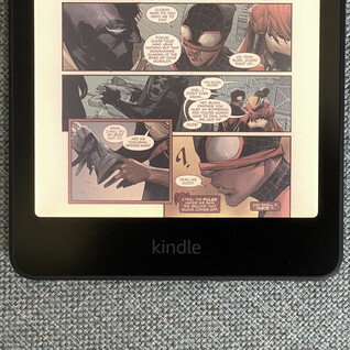 Scolorimento giallo visibile sull'unità di prova Kindle Colorsoft di The Verge. (Fonte: The Verge, Andrew Liszewski)