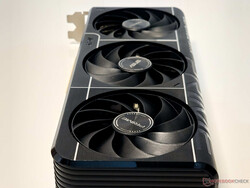 Le triple ventole a tecnologia assiale di Prime RTX 5080 OC si fermano completamente al minimo