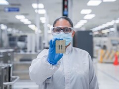 Intel riporta un successo con le macchine litografiche High-NA EUV di ASML. Nella foto: Un chip Intel Xeon. (Fonte: Intel)