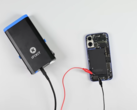 Spegnere la colla della batteria dell'iPhone 16. (Fonte immagine: iFixit)