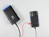 Spegnere la colla della batteria dell'iPhone 16. (Fonte immagine: iFixit)