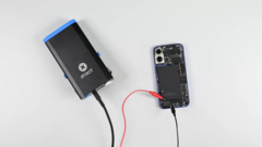 Spegnere la colla della batteria dell&#039;iPhone 16. (Fonte immagine: iFixit)