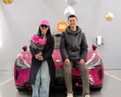 Questa giovane coppia ha ricevuto il 200.000esimo Xiaomi SU7, optando per l'opzione speciale di colore rosso (fonte: Xiaomi)