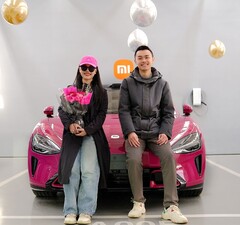 Questa giovane coppia ha ricevuto il 200.000esimo Xiaomi SU7, optando per l&#039;opzione speciale di colore rosso (fonte: Xiaomi)