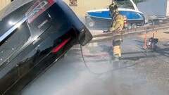 Vigile del fuoco di Sacramento spegne una Tesla (immagine: SFD)