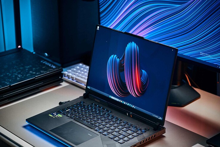 ROG Strix Scar 16 non rinuncia alla sua atmosfera di gioco.