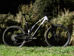 La e-bike UNNO IKKI è dotata di un sistema di sospensioni complete. (Fonte: UNNO)