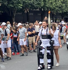 Kevin Piette, paralizzato, cammina con la torcia delle Olimpiadi 2024 indossando l&#039;esoscheletro Atalante X di Wandercraft. (Fonte: Jean Louis Constanza, Wandercraft) 