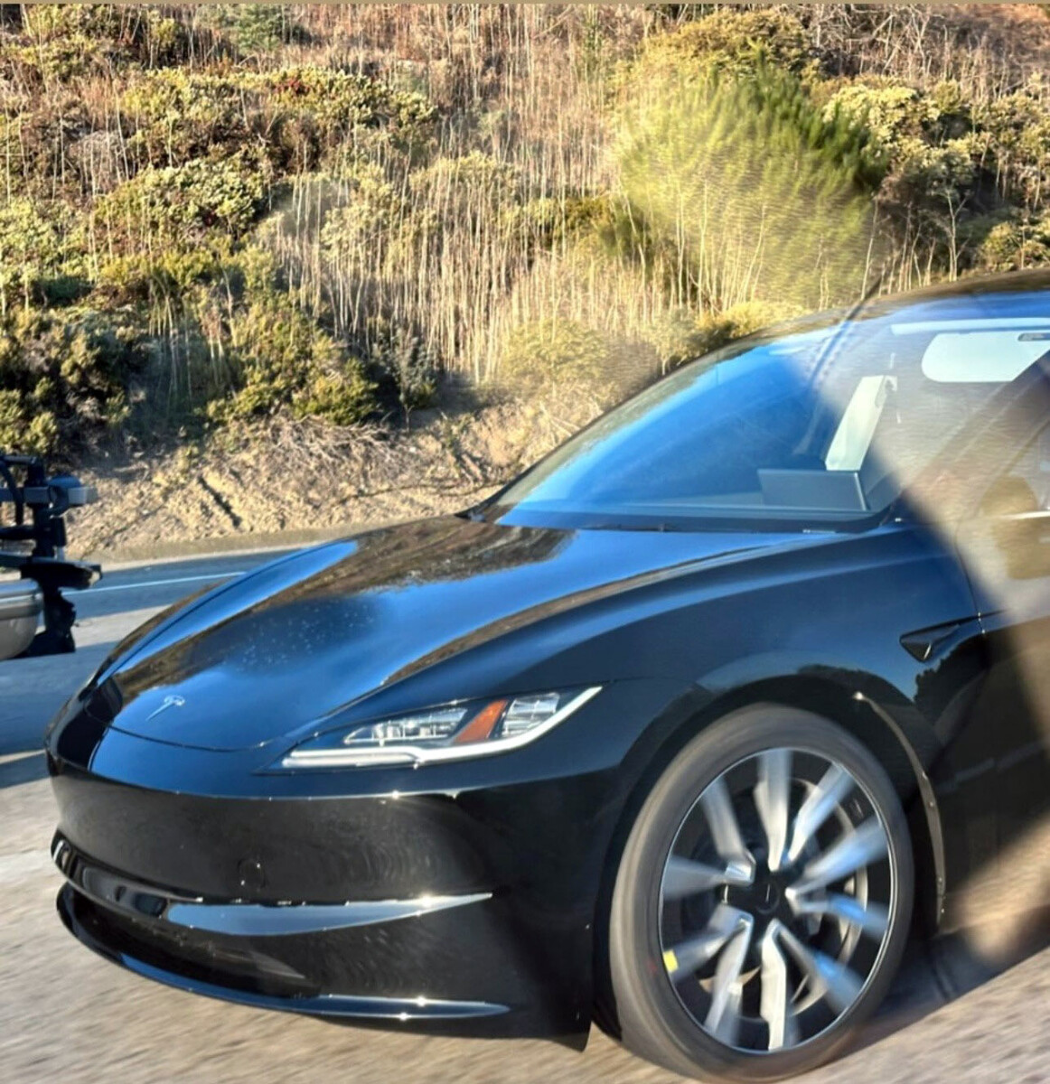 Tesla Model 3 Highland si avvicina all'uscita negli Stati Uniti: l'auto di  prova sfoggia fari regolamentari -  News