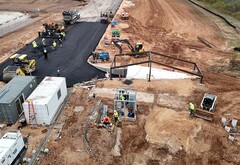 Le foto del drone rivelano un tunnel a forma di Cybertruck nella Giga Factory di Tesla (Fonte: JoeTegtmeyer/X)