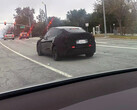 Tesla Model Y Juniper in prova con la barra luminosa posteriore accesa (Fonte: TeslaDashCam/X)