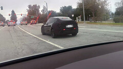 Tesla Model Y Juniper in prova con la barra luminosa posteriore accesa (Fonte: TeslaDashCam/X)