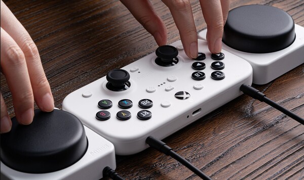 Il controller wireless 8BitDo Lite SE 2.4G per Xbox è dotato di due grandi Super pulsanti personalizzabili. (Fonte immagine: 8BitDo).