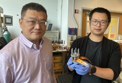 Hailong Chen e Zhantao Liu presentano un nuovo catodo a basso costo per le batterie agli ioni di litio a stato solido. (Fonte immagine: Jerry Grillo / Nature Sustainability / Georgia Institute of Technology)