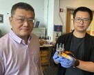 Hailong Chen e Zhantao Liu presentano un nuovo catodo a basso costo per le batterie agli ioni di litio a stato solido. (Fonte immagine: Jerry Grillo / Nature Sustainability / Georgia Institute of Technology)