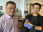 Hailong Chen e Zhantao Liu presentano un nuovo catodo a basso costo per le batterie agli ioni di litio a stato solido. (Fonte immagine: Jerry Grillo / Nature Sustainability / Georgia Institute of Technology)