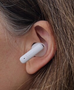 Gli Huawei FreeBuds 6i hanno un gambo piuttosto corto