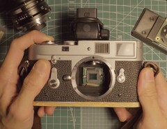 La Leica M2 può essere trasformata in una fotocamera digitale utilizzando un Raspberry Pi. (Fonte: Michael Suguitan)