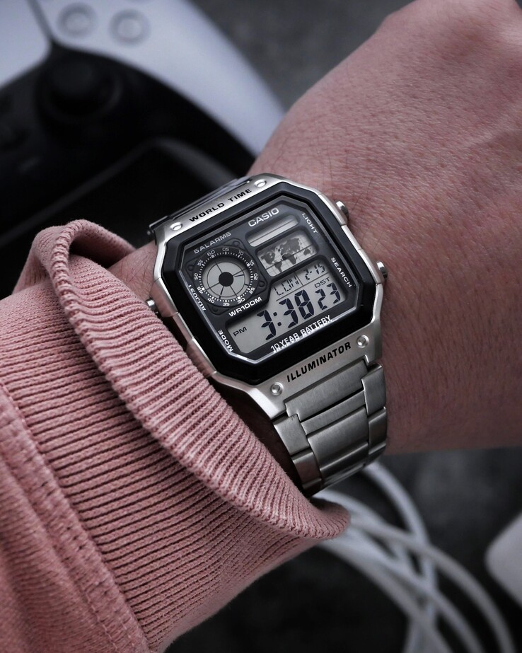 Il modello Casio AE-1200WH con la fascia da polso in acciaio inossidabile invece della nuova fascia in pelle (fonte: Casio)