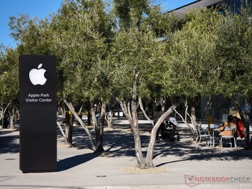 Il Centro Visitatori di Apple con negozio, caffè e "piattaforma panoramica".