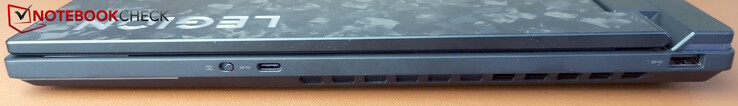 A destra: otturatore della webcam, USB-C (5Gb/s), USB-A (5Gb/s)