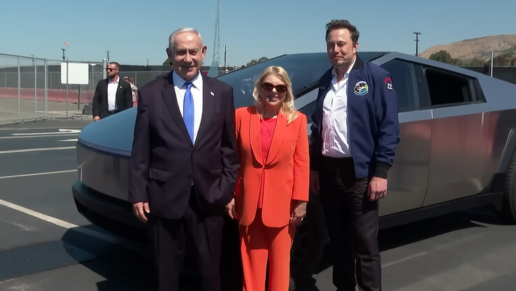 Elon Musk con Benjamin Netanyahu e sua moglie Sara davanti al Cybertruck