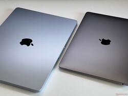 Il MacBook Air 15 M4 in Sky Blue (a sinistra) contro il MacBook Air 13 M1 in Space Gray (a destra)