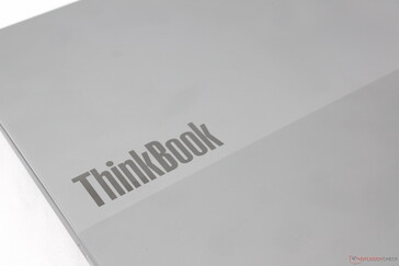 Il familiare coperchio esterno grigio bicolore che si trova su altri modelli di ThinkBook