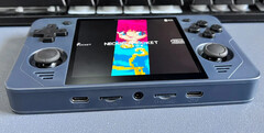 L&#039;RGB30 combina un display da 4 pollici con un chipset Rockchip RK3566 (fonte: Powkiddy)