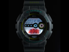 L&#039;orologio della collaborazione Casio G-Shock x Suzuki GD-100 sfoggia una retroilluminazione personalizzata con l&#039;emblema del rinoceronte Jimny. (Fonte: Autorimessa)