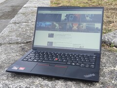 Basta con gli schermi economici, Lenovo: Lo schermo di fascia bassa del ThinkPad E14 Gen 6 non dovrebbe più essere una cosa normale (foto: Lenovo ThinkPad E14 Gen 6 all&#039;aperto, fonte dell&#039;immagine: Benjamin Herzig/Notebookcheck.net)