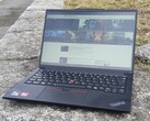 Basta con gli schermi economici, Lenovo: Lo schermo di fascia bassa del ThinkPad E14 Gen 6 non dovrebbe più essere una cosa normale (foto: Lenovo ThinkPad E14 Gen 6 all'aperto, fonte dell'immagine: Benjamin Herzig/Notebookcheck.net)