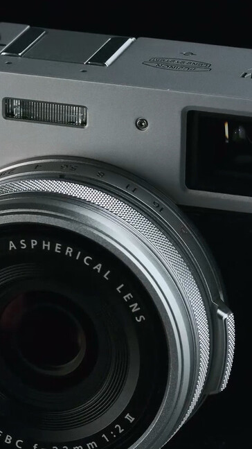 L'obiettivo originale della X100V sembra significativamente più corto e ha una ghiera di messa a fuoco più stretta. (Fonte: Fujifilm)