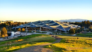 Il Centro Visitatori di Google visto dalla collina adiacente.