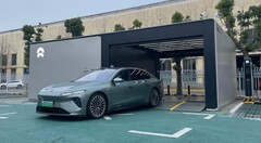 Le auto NIO si portano da sole alla stazione di scambio delle batterie (Fonte: NIO)