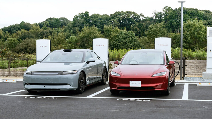 Sony Afeela EV accanto a una Tesla in una stazione Supercharger