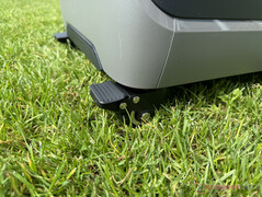 Due piccole ruote con freno di stazionamento nella parte anteriore...