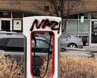 Un Supercharger Tesla con graffiti. La casa automobilistica ha promesso di perseguire i vandali (Fonte: SnazzyLabs on X)