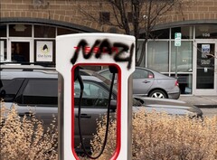 Un Supercharger Tesla con graffiti. La casa automobilistica ha promesso di perseguire i vandali (Fonte: SnazzyLabs on X)