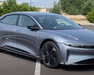 La Lucid Air Grand Touring vanta un'autonomia impressionante di 480 miglia. (Fonte: TFLEV via YouTube)