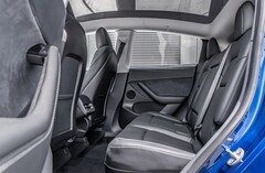 Sedile posteriore di una Tesla Model Y. La casa automobilistica porterà la funzione di rilevamento della presenza di bambini su altri modelli (Fonte: MotorTrends)