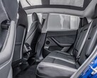 Sedile posteriore di una Tesla Model Y. La casa automobilistica porterà la funzione di rilevamento della presenza di bambini su altri modelli (Fonte: MotorTrends)